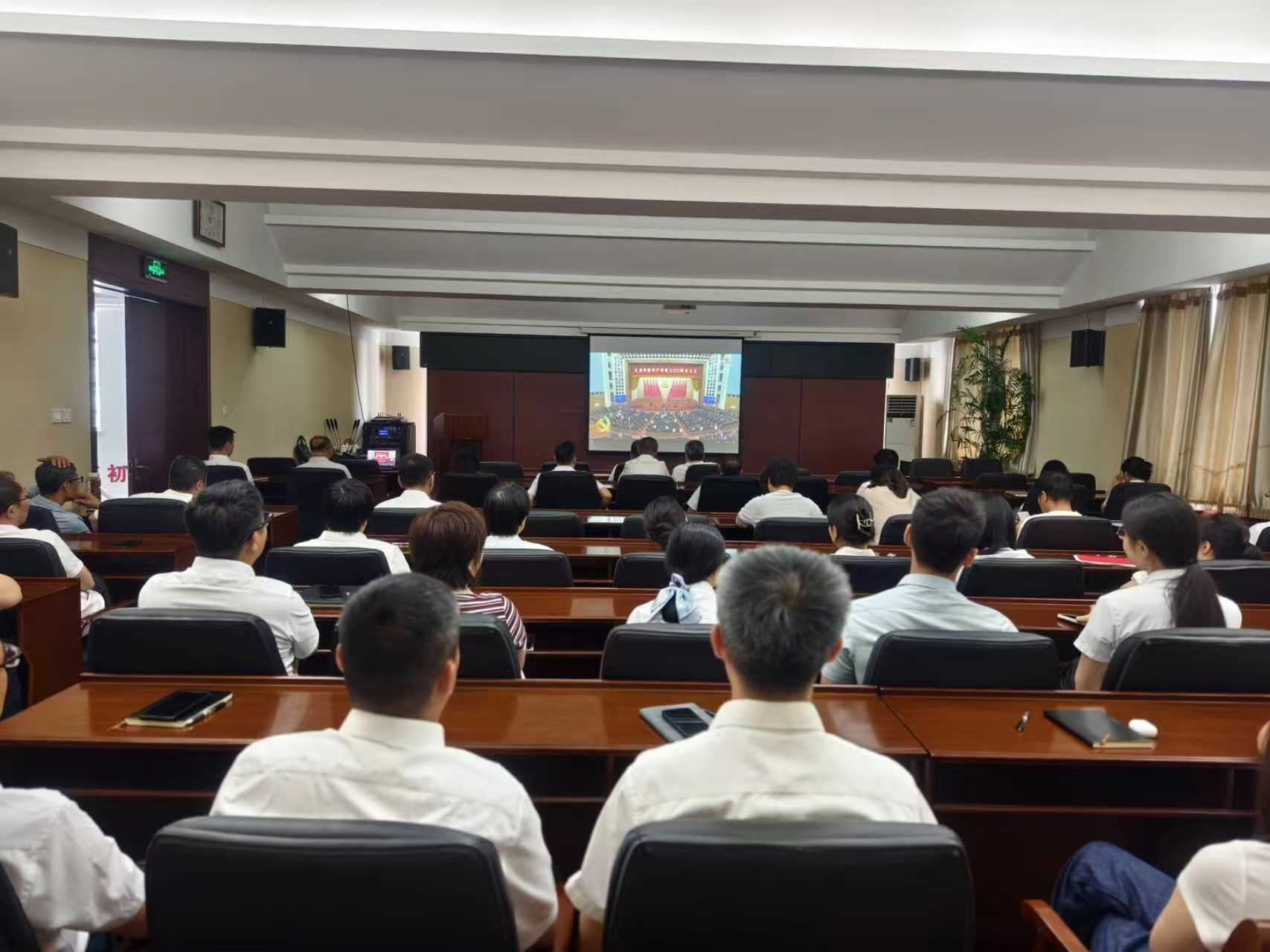 观看105庆祝大会.jpg