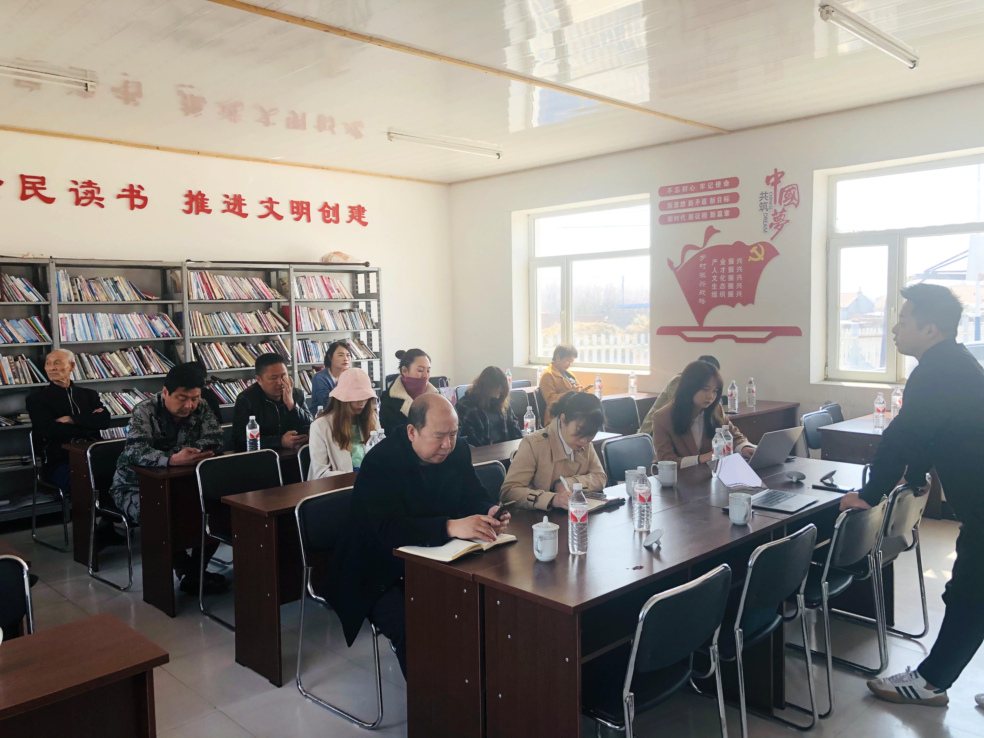 助力乡村振兴电商村直播培训会在法库县富拉堡子村召开